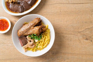 Yumurtalı erişte, kurutulmuş ördekle servis edilir. Asya usulü.