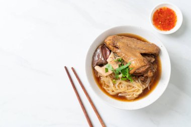 Kahverengi çorbalı ağır ateşte pişmiş ördek eriştesi. Asya usulü.