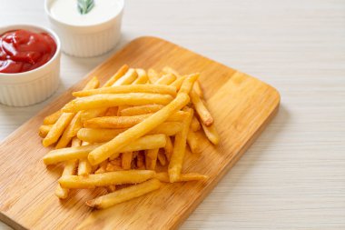 Patates kızartması ya da ekşi krema ve ketçaplı patates cipsi.