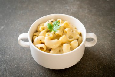 Fırında makarna ve peynir.