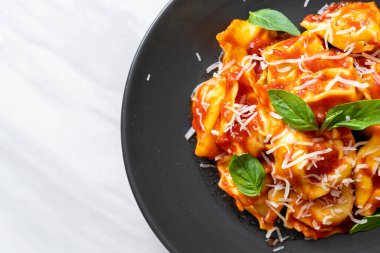 Domates soslu İtalyan tortellini makarnası - İtalyan yemeği tarzı.