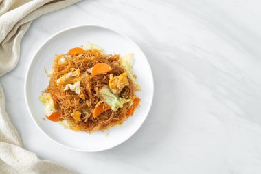 Lahana, havuç ve yumurta ile kızartılmış vermicelli. Vejetaryen usulü.