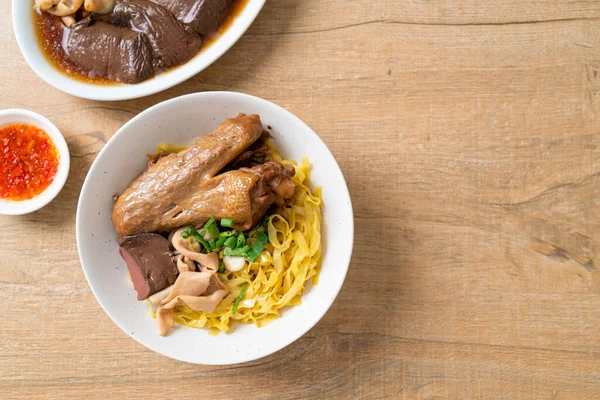 Yumurtalı erişte, kurutulmuş ördekle servis edilir. Asya usulü.