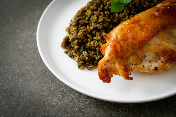 Kızarmış pesto pilavı ve beyaz tabakta kızarmış tavuk.