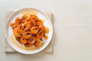 Tatlı karides, balık soslu ve şekerli Tayland yemeğidir. Asya usulü.