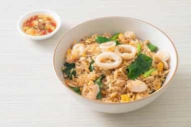 Kalamarlı ya da ahtapotlu pilav. Kalamar, yumurta ve lahana ile kızartılmış pirinç.