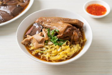 Kahverengi çorbada haşlanmış ördek ve haşlanmış yumurtalı şehriye Asya yemeği.