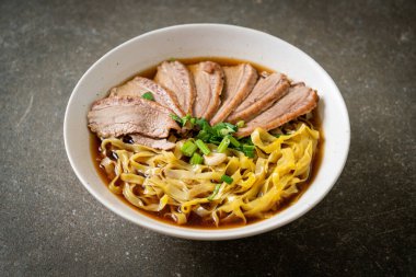 Kahverengi çorbada pişmiş ördekli yumurta eriştesi. Asya usulü.