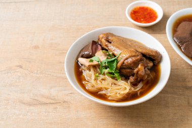 Kahverengi çorbalı ağır ateşte pişmiş ördek eriştesi. Asya usulü.