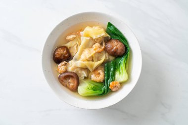 Karides ve sebzeli domuz köftesi çorbası. Asya usulü.