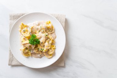 İtalyan usulü mantar soslu ve peynirli tortellini makarnası.