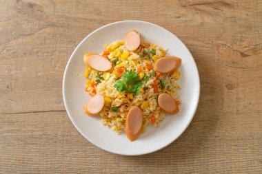 Sosisli pilav ve karışık sebze.