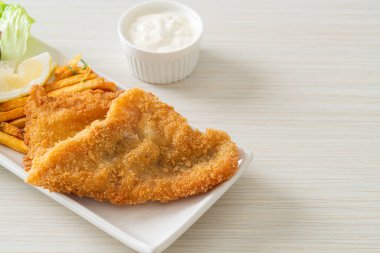 balık ve patates kızartması - kızarmış balık fileto patates cipsi ve limonlu beyaz tabak