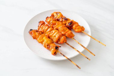 Izakaya usulü ızgara tavuk şiş yakitori servis edilir. Asya usulü.