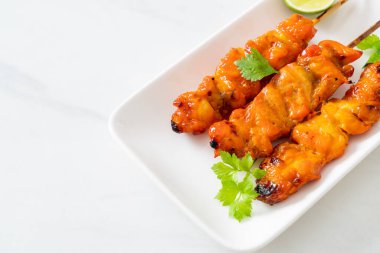 Baharatlı ve otlu ızgara tavuk şişi.