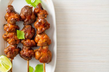 Izgara tavuk şişi. Tabakta baharat ve şifalı otlar var.