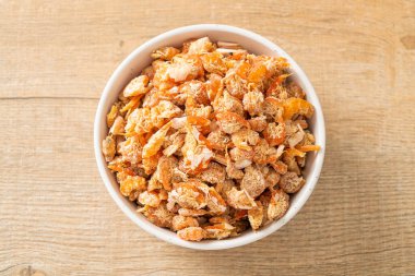 Kurutulmuş karides ya da kase içinde kurutulmuş tuzlanmış karides.