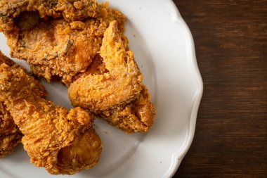 Tabakta ketçaplı kızarmış tavuk, sağlıksız yemek.