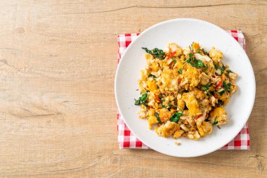 Tayland fesleğeni ve biberli sahanda yumurta Asya usulü.