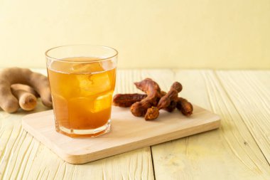 Lezzetli tatlı içecek demirhindi suyu ve buz küpü - sağlıklı içecek tarzı