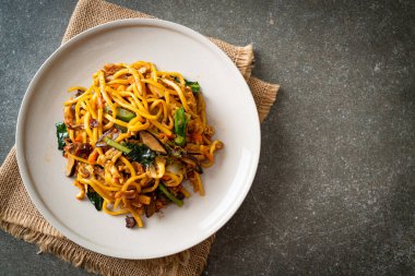 Vejetaryen usulü sebzeli kızarmış yakisoba eriştesi. Vejetaryen ve vejetaryen yemek tarzı.