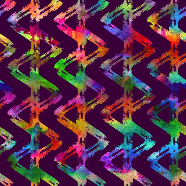 Dikişsiz desen fırça üçgenler. Gökkuşağı rengi mor zemin üzerine. Grange doku el boyalı. Mürekkep geometrik öğeleri. Yüzey çocuk tarzı. Tekrar fantezi ekose kumaş baskı. Suluboya