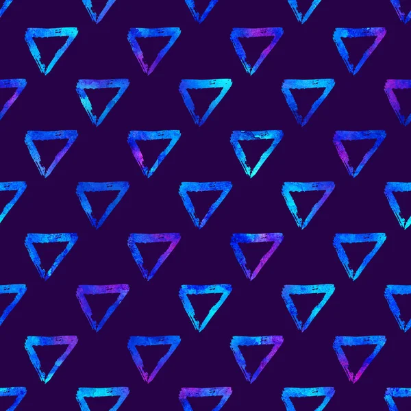 Безшовний візерунок пензля трикутники. Синій колір на фіолетовому фоні. Пофарбована текстура решітки вручну. Чорнила геометричних елементів. Модний сучасний стиль. Нескінченний фентезійний тканинний принт. Акварель — стокове фото