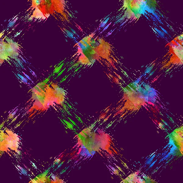 Nahtloses Muster mit Pinselstreifen kariert. Regenbogen-Aquarell auf violettem Hintergrund. Zeichnung nativer Grange-Textur. Tinte geometrischen Elementen. Stoffdruck wiederholen. Overlay-Hintergrund für Stoff. — Stockfoto