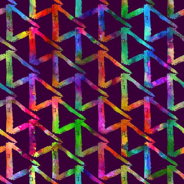 Varrat nélküli mintát ecsettel színes háromszög. Szivárvány színű a lila háttér. Kézzel festett textúra grange. Tinta geometriai elemek. Modern divat-stílus. Fantasy végtelen kockás szövetből nyomtatási. Akvarell — Stock Fotó