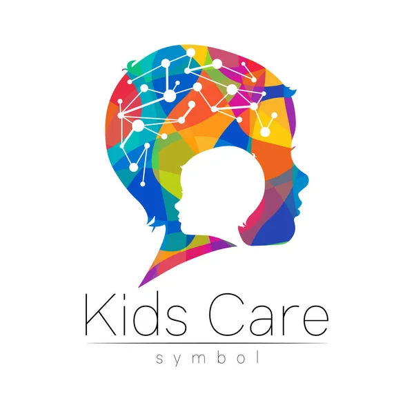 Vektör olarak çocuk gökkuşağı logosu. Siluet profili, beyni olan insan kafası. İnsanlar, çocuklar, otizm, çocuklar, terapi, klinik, eğitim için kavram logosu. Şablon sembolü, beyaz üzerine izole edilmiş modern tasarım