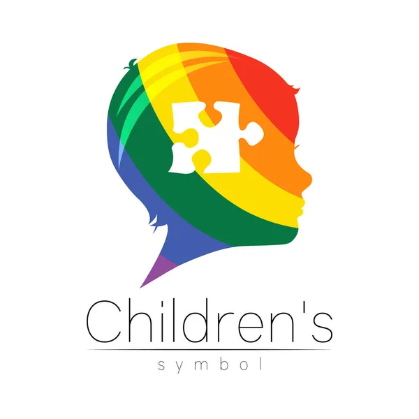 Logo infantil con puzzle en colores arco iris, vector. Perfil de silueta cabeza humana. Logotipo conceptual para personas, niños, autismo, niños, terapia, clínica, educación. Plantilla de diseño sobre fondo blanco — Archivo Imágenes Vectoriales