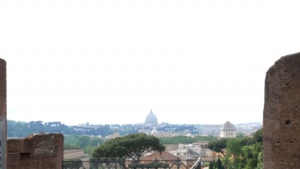 Vista sulla cupola di San Pietro, Vaticano dall'Aventino, il luogo più bello di Roma — Video Stock