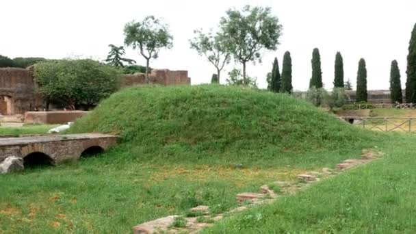 Groene heuvel in het midden van de Aventijn, de mooiste plek in Rome — Stockvideo