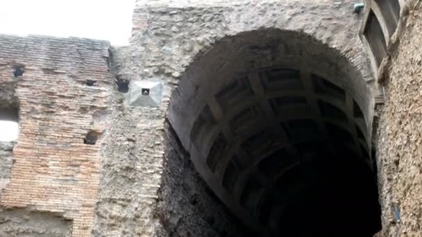 ローマの中心の Avventino の遺跡で小さなアーチにトラッキング ショット — ストック動画