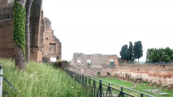 Rastreo de disparos en ruinas en el Aventino, en el centro de Roma — Vídeo de stock