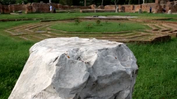 Tracking shot op achthoekige fontein op de Aventijn-gebied, in het centrum van Rome — Stockvideo