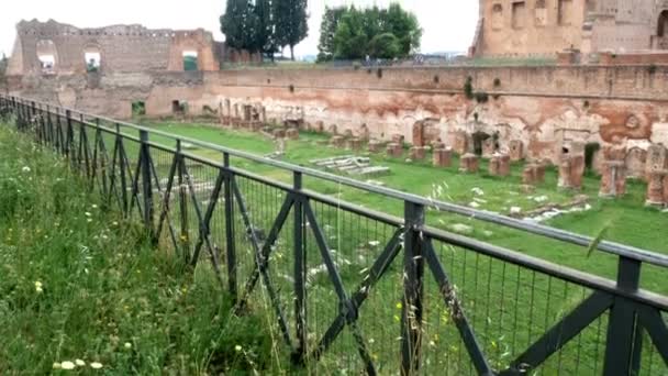 Rastreo de disparos en ruinas en el Aventino, en el centro de Roma — Vídeo de stock