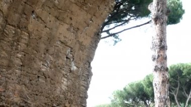 Avventino, Roma'nın merkezi kalıntıları küçük bir kemer vuruşta izleme