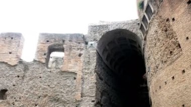 Avventino, Roma'nın merkezi kalıntıları küçük bir kemer vuruşta izleme