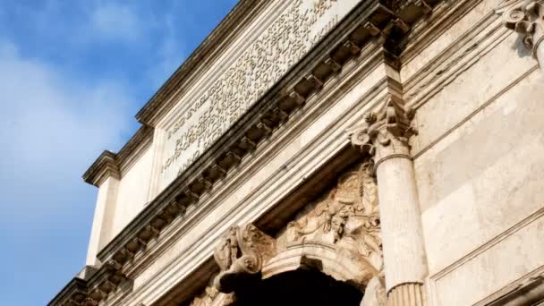 Seguimiento de los detalles del arco triunfal de Tito, en el centro de Roma — Vídeos de Stock