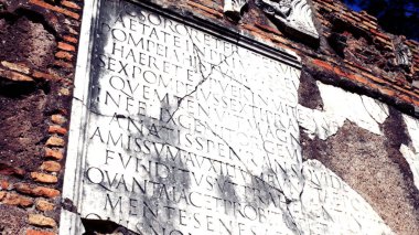 Antik mezar anıtı antik Appian Yolu üzerinde Latin yazıt ile mermer plak