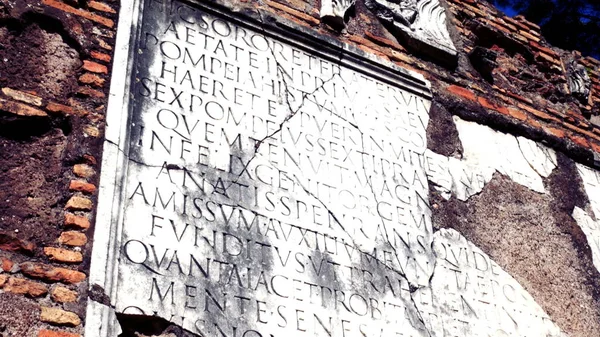 Placa Mármol Con Inscripción Latina Antiguo Monumento Funerario Antigua Vía —  Fotos de Stock