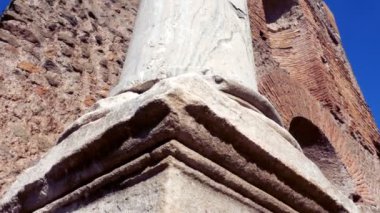 Antik Appian yolu bir villada bir mermer sütun vuruşta izleme