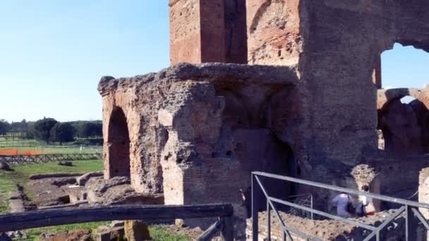 Tracciamento ripreso sulle rovine archeologiche della Villa dei Quintili, antica Appia — Video Stock