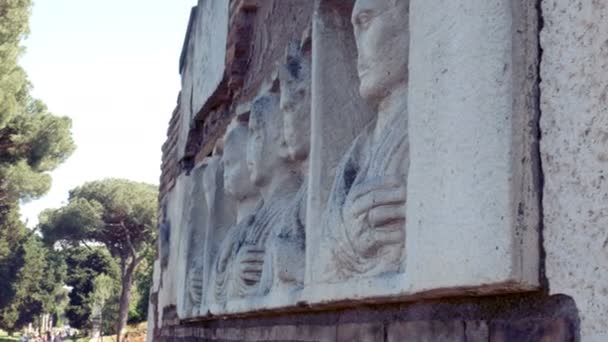 Bajorrelieve en monumento funerario en la antigua carretera de Appia — Vídeo de stock