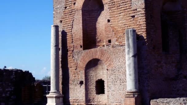 Tracking shot på arkeologiska ruinerna av Villa dei Quintili, antika Appia — Stockvideo