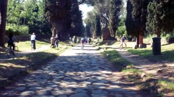 Ciclistas de bicicleta na antiga Appia — Vídeo de Stock