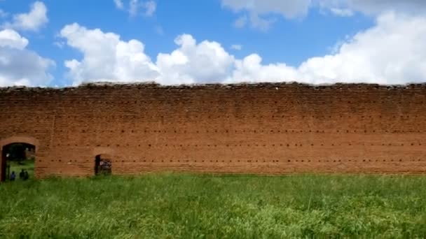 Muro de piedra cerca del Circo de Majencio, antigua Apia — Vídeo de stock