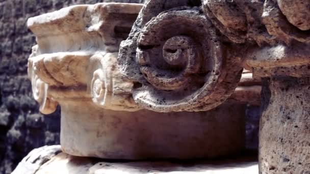 Seguimiento de los restos de capiteles de capiteles de columnas iónicas — Vídeo de stock
