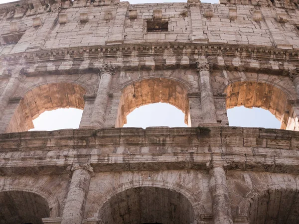 コロッセオ、ローマ イタリアの windows の詳細については — ストック写真